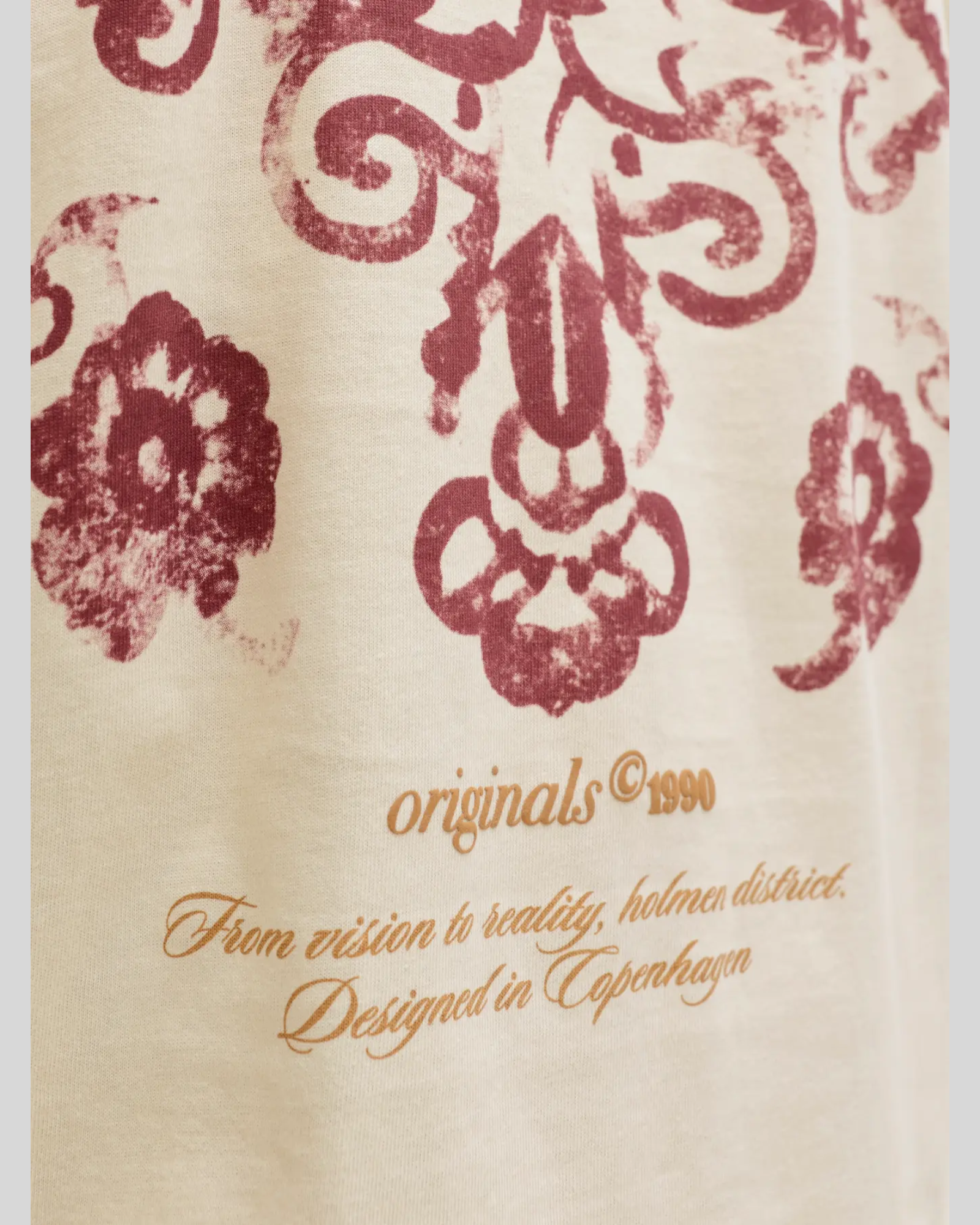 Brillantina Store antique white 100% cotton t-shirt with burgundy graphic print and text.