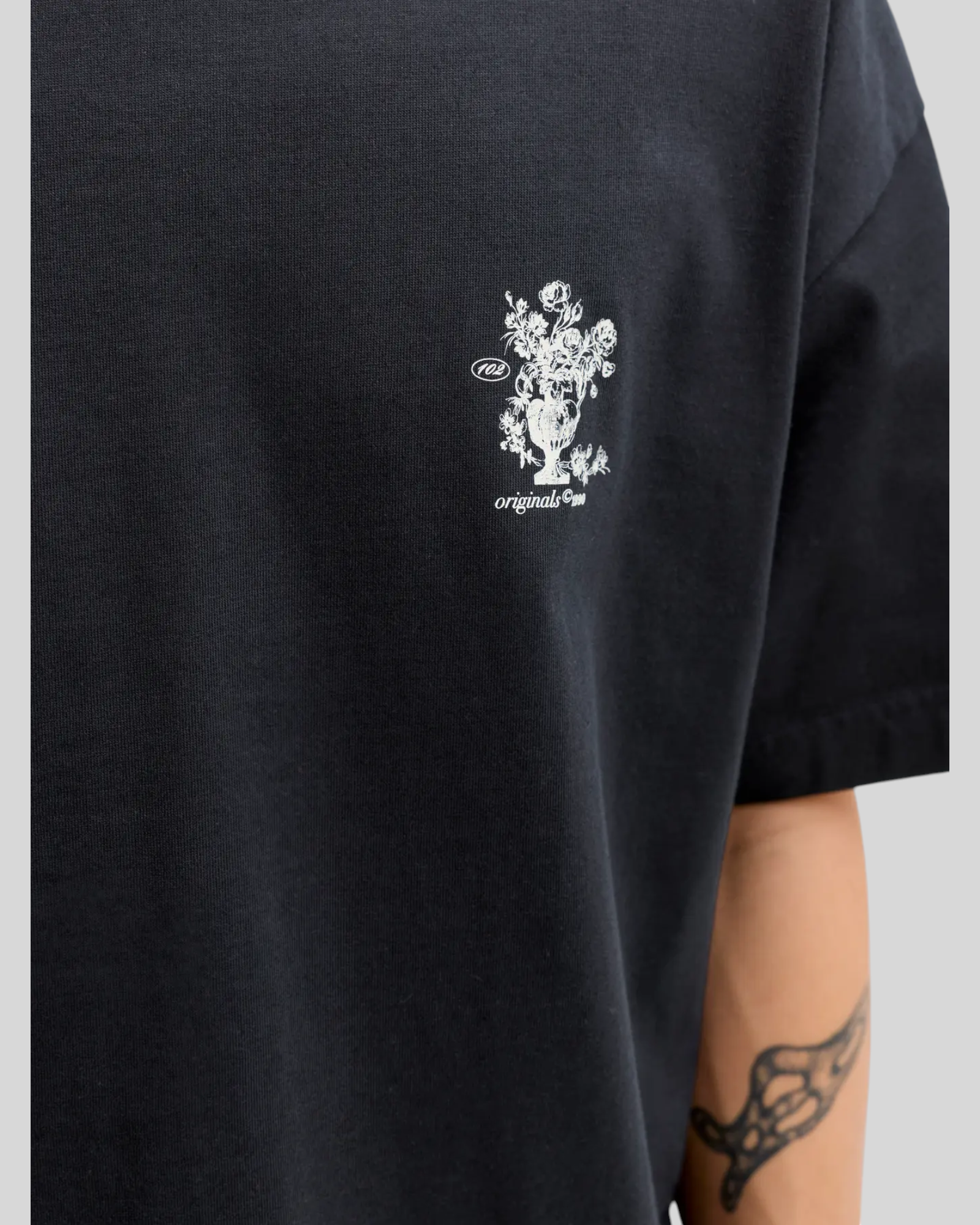 Brillantina Store black cotton t-shirt with a white floral print on the front and back, crew neck, short sleeves, and relaxed fit.