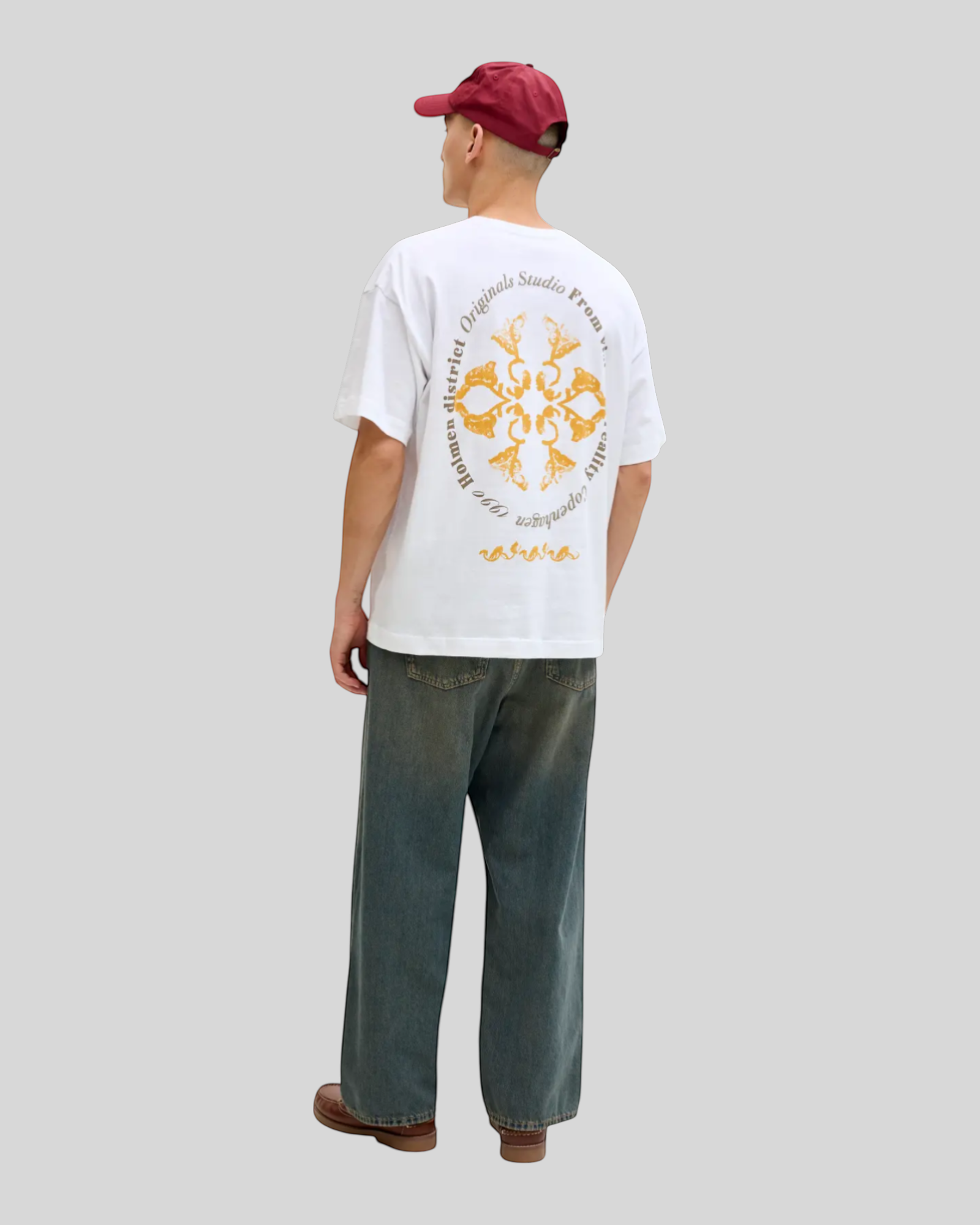 Brillantina Store white 100% cotton t-shirt with a relaxed fit and a gold graphic print on the back.